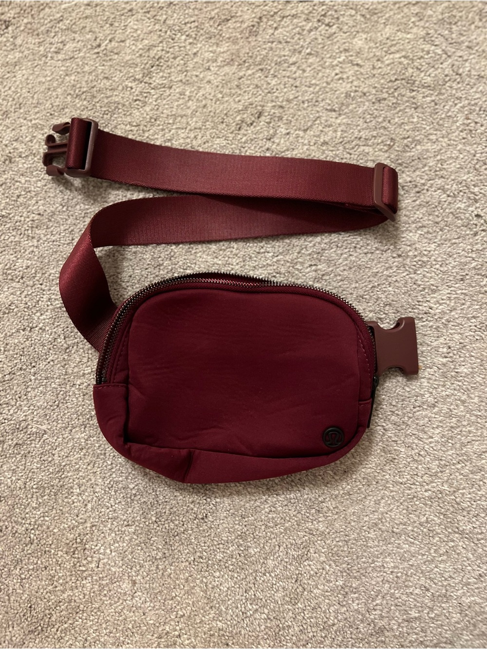 🏃🏻‍♀️ lululemon Everywhere Bag in Burgundy - Picture 2 of 6